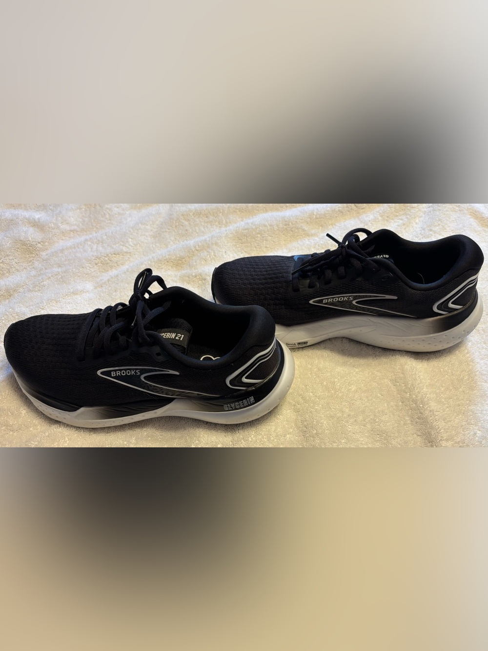 Brooks Glycerin 21 Women’s Running Shoe — Black/White Size 8.5